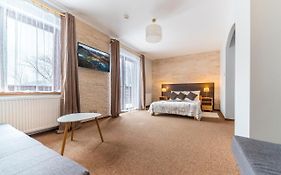 Nefryt - lodówka i czajnik w pokoju, dwa aneksy kuchenne ogólnodostępne, duży parking